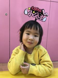 大家好，我是来自小一班的杨语浵小朋友，我是一个活泼开朗，独立懂事的小女孩。快来看看我的照片吧！