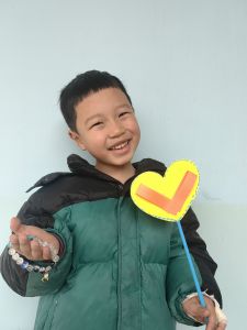 大家好，我是尹思驭，你们也可以叫我Eason。我是个非常或活泼的男孩，但是我有时候又很可爱，希望你们能喜欢和我做朋友！